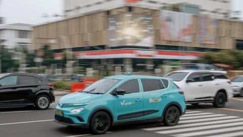 Bloomberg: Từ Việt Nam vươn ra Đông Nam Á, taxi điện của tỷ phú Phạm Nhật Vượng cạnh tranh khốc liệt với Grab 