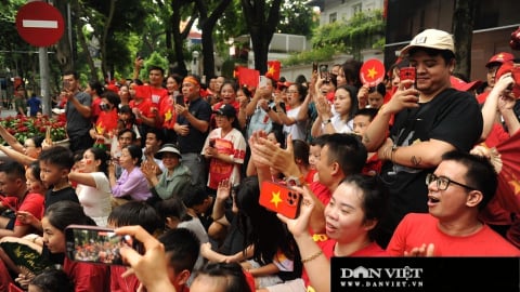 Mỗi người dân được tặng 100.000 đồng để ăn Tết Độc lập