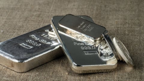 Giá bạc hôm nay 28/8: Bạc tiếp tục giảm, áp lực từ kỳ vọng chính sách lãi suất của FED