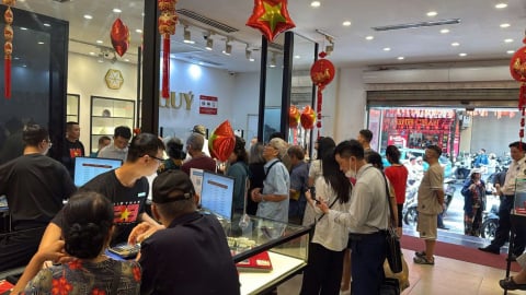 Hết chờ đợi mua vàng, lại đến xếp hàng mua bạc