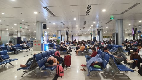 Người dân tranh thủ vé máy bay Tết sớm, giá vé có neo cao?