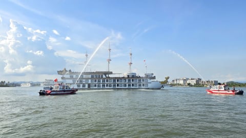 Diễn tập cứu nạn trên tàu lưu trú đêm tại vịnh Hạ Long