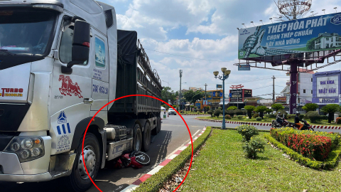 Hai vợ chồng gặp nạn thương tâm khi xe máy bị cuốn vào gầm xe container