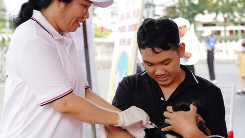 Đang ngồi uống nước, người đàn ông bị mèo hoang cắn dẫn đến tử vong