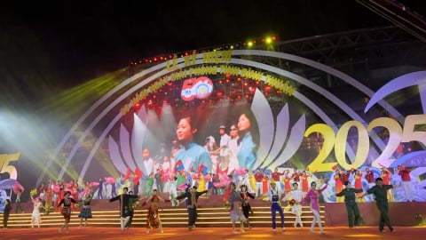 Phó Thủ tướng Thường trực Chính phủ Nguyễn Hòa Bình dự lễ kỷ niệm 50 năm ngày giải phóng tỉnh Bình Thuận (19/4/1975 - 19/4/2025)