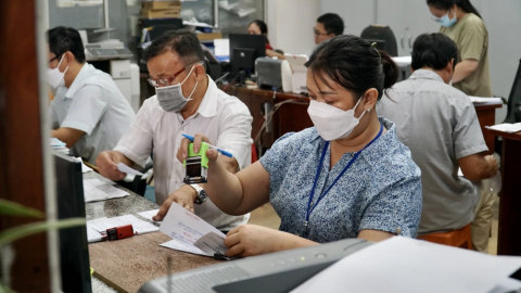 Nên ký hợp đồng công chức thay vì biên chế suốt đời?