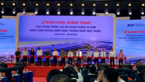 Thủ tướng Chính phủ khen ngợi đơn vị thi công vì đã đưa nhà ga T3 sân bay Tân Sơn Nhất về đích trước 2 tháng