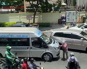 Va quẹt giao thông, nữ ‘ninja Lead’ chặn đầu xe 16 chỗ để ‘nói chuyện’