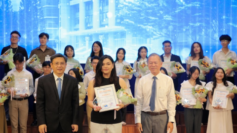 Nữ sinh TP.HCM giành giải Nhất cuộc thi viết Văn: Tiết lộ bí quyết để viết hay, dạt dào cảm xúc