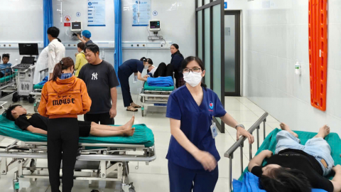 Xe đưa đón học sinh lật ngửa ở Gia Lai, nhiều em bị thương phải cấp cứu