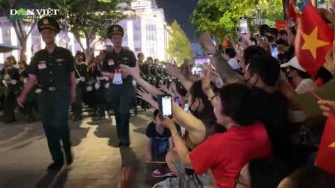 TP.HCM: Khép lại buổi sơ duyệt diễu binh – diễu hành hoành tráng, người dân lưu luyến vẫy chào các chiến sĩ