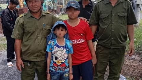 Tìm thấy 2 bé trai đi xe đạp từ Đồng Nai đến TP.HCM xem diễu binh