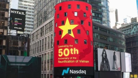 Hình ảnh cờ đỏ sao vàng xuất hiện trên màn hình lớn của NASDAQ ở Quảng trường Thời đại (Mỹ) mừng ngày 30/4