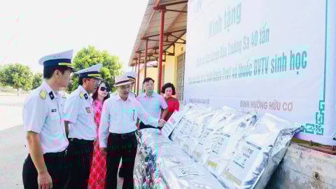 Vùng 4 Hải quân tiếp nhận 40 tấn phân bón hữu cơ vi sinh