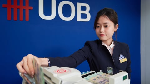 UOB: Dự báo USD sẽ xuống thấp nhất, giá vàng giữ đà tăng mạnh