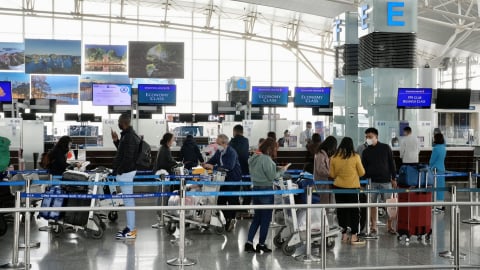 Một số chuyến bay chuyển hướng hạ cánh vì mưa dông ở sân bay Nội Bài