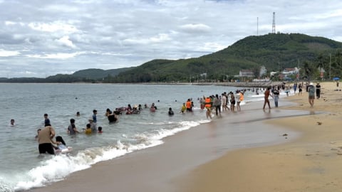 Quảng Ngãi: Tục tắm biển để cầu may trong Tết Đoan ngọ của người dân Sa Huỳnh