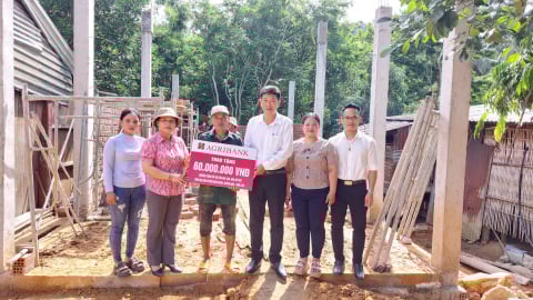 Quảng Nam: Agribank Nam Giang chung tay cùng Chương trình xóa nhà tạm, nhà dột nát