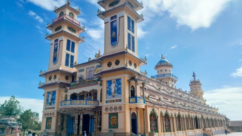 Trước giờ sáp nhập với Long An, đây là nơi có toà thánh đẹp huyền bí, điều bất ngờ là trụ cột chống đỡ làm bằng tre, cây tầm vông 