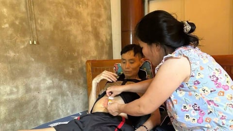 Căn nhà không còn gì để bán, người vợ ôm chồng bệnh và 4 đứa trẻ chờ phép màu


