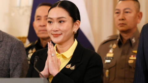 Thủ tướng Thái Lan xin lỗi vì cuộc gọi với ông Hun Sen khiến bà có thể mất quyền lực, chính phủ bên bờ sụp đổ