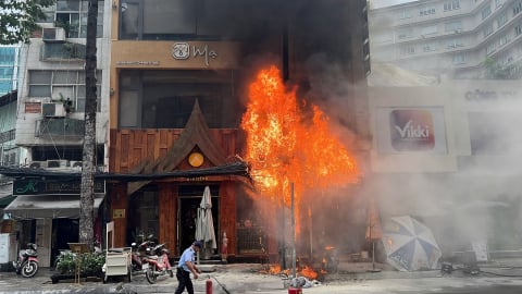 Cháy cáp quang dữ dội tại trung tâm TP.HCM, lửa lan vào quán ăn, thực khách tháo chạy