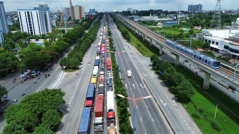 Kẹt xe ở xa lộ Hà Nội: Ô tô, container nối đuôi “bò từng mét” suốt nhiều giờ
