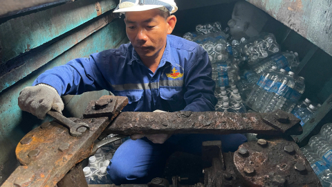 Trung tâm dịch vụ Hậu cần-Kỹ thuật đảo Trường Sa (Khánh Hòa) khắc phục tàu cá và tặng cờ cho ngư dân