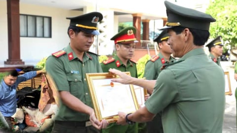 Công an Quảng Ngãi khen thưởng lực lượng phá án vụ vận chuyển, tàng trữ hơn 1,3 tấn thuốc nổ