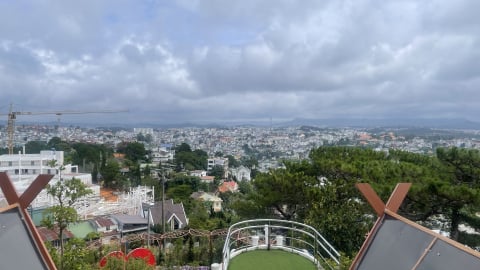  “Bỏ biển, ngược núi': Một Việt Nam lạ kỳ, gây 'nghiện' đối với du khách Anh
