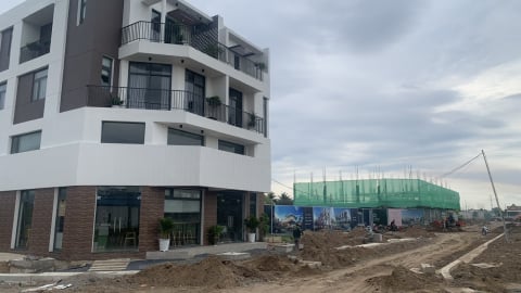 Giá bán leo thang, phân khúc biệt thự, nhà phố tại TP.HCM khó phục hồi