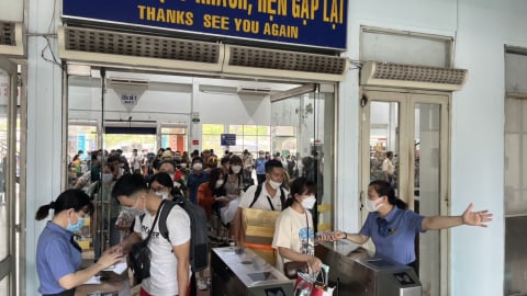  Người dân 'săn' vé tàu sớm từ TP.HCM đi các điểm du lịch dịp lễ 2/9