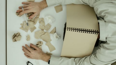 Làm việc điên cuồng 100 giờ/tuần, sống sót bằng nước tăng lực: CEO kiếm triệu đô rồi gục ngã vì kiệt sức, trầm cảm