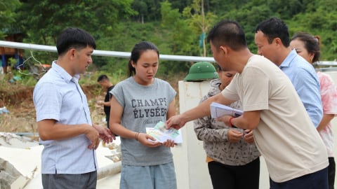 Hình ảnh xúc động tại chương trình tiếp sức người dân vùng lũ Nghệ An