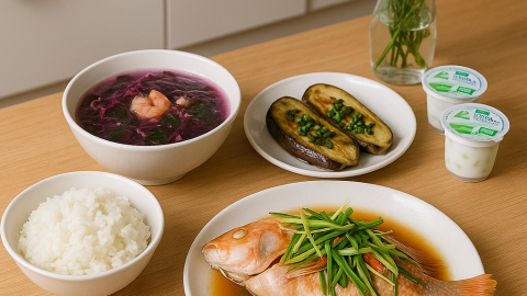 Bữa cơm tối 120 nghìn: Cá diêu hồng hấp hành, canh rau nền đỏ nấu tôm