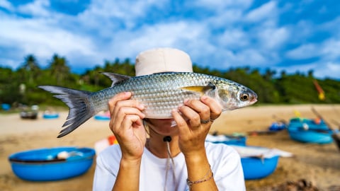 Làng cổ này ở Quảng Ngãi đẹp mê tơi, dân ra khơi bắt cá đối to bự, ăn bữa cơm quê mà ngon đáo để