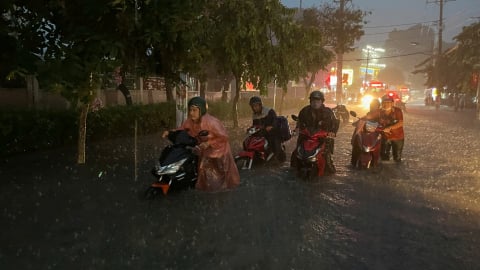 Mưa như trút nước kéo dài hơn một giờ đồng hồ, nhiều tuyến đường ở TP.HCM ngập lai láng, hàng loạt xe chết máy
