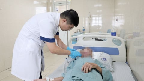 Rùng mình với ca bệnh có vết thương lớn ở cổ với nhiều 'vật thể lạ'