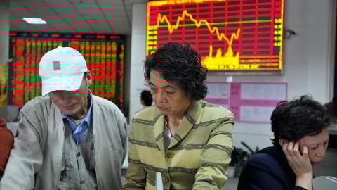 Các gia đình Trung Quốc tiết kiệm được số tiền khổng lồ, thổi bùng cơn sốt chứng khoán 