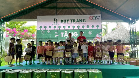 DT Group trao 200 suất quà cho các em học sinh có hoàn cảnh khó khăn 