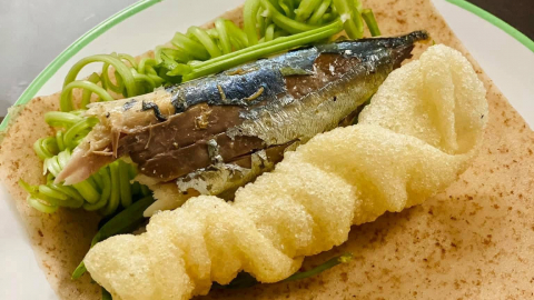 Loại cá giá rẻ, giàu vitamin và khoáng chất, kho cá cuốn rau sống bánh tráng đảm bảo ăn là nghiền