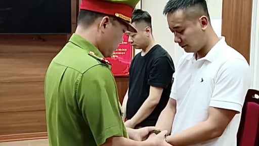 Quang Linh Vlogs bị bắt: Hành trình từ 'người hùng của dân nghèo châu Phi' đến vòng lao lý