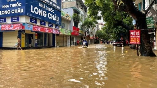 Mưa rất to, Trung tâm Dự báo Khí tượng Thủy văn phát đi cảnh báo nguy cơ ngập ở Hà Nội