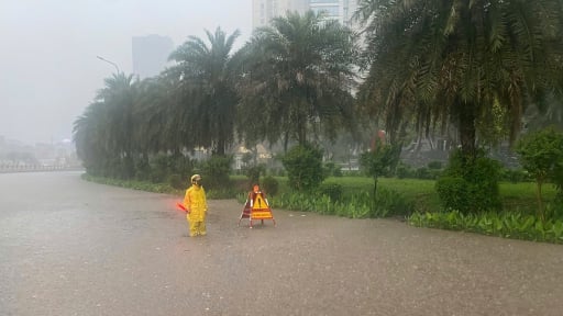 Hà Nội mưa lớn khiến đường phố ngập nặng trong ngày thứ 2 của kỳ nghỉ lễ kéo dài 5 ngày