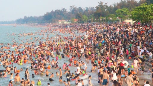 Du khách chen nhau từng mét trên biển Cửa Lò