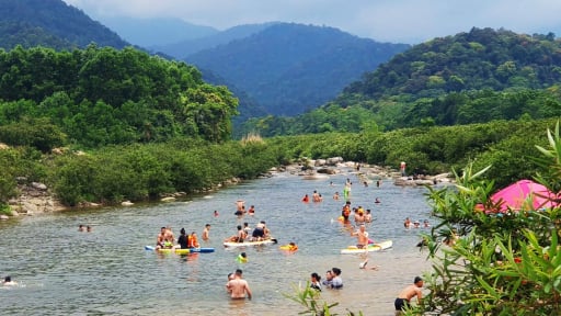 Người Hà Tĩnh 'trốn' lên rừng, vào khe suối để vui chơi dịp Đại lễ 30/4