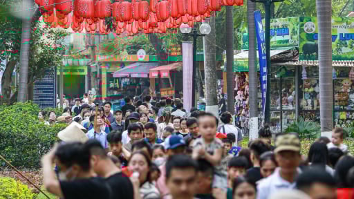 Người dân đến vườn thú lớn nhất Hà Nội để... ngắm khỉ và đà điểu