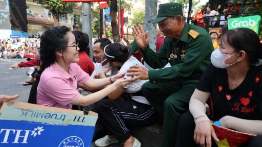 TH true MILK ‘đốn tim’ người dân xem đại lễ 30/4