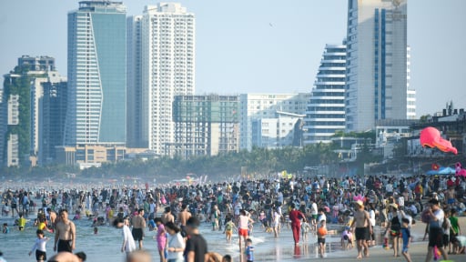 Biển Đà Nẵng đông nghịt du khách, từ bãi đỗ xe cho đến bãi biển
