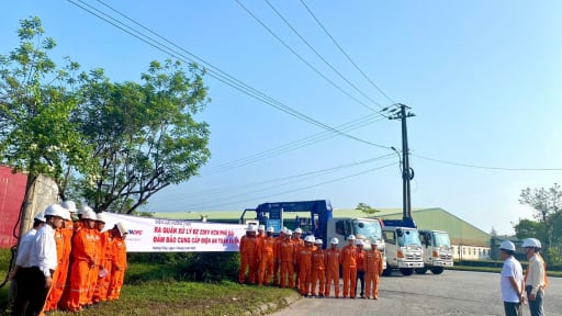 Điện lực Huế ra quân bảo dưỡng hệ thống điện tại Khu công nghiệp Phú Bài trong ngày Quốc tế lao động 1/5